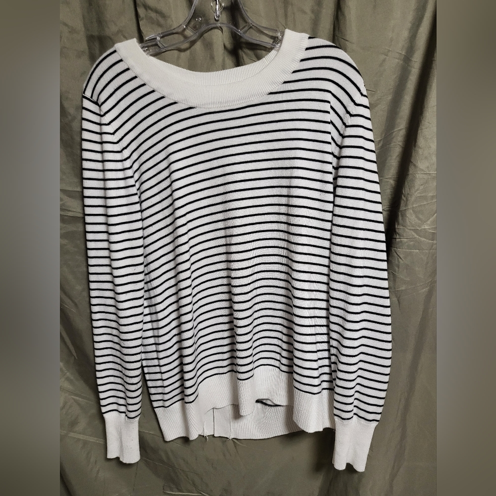 Dj & JuJu large white w black stripes